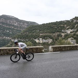 A cyclist riding a Giant Propel Advanced Pro aero bike with SLR 50 0 wheels rides past on a ridge.