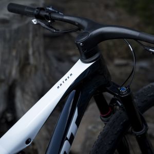 An angled rear view of the Contact SLR XC handlebar on a Giant Anthem Advanced SL xc bike.