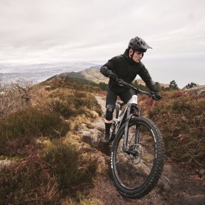E-MTB rider on Stance E+