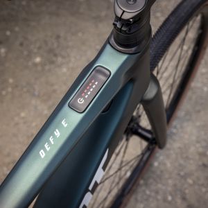Overhead view of the top tube on a Giant Defy Advanced E+ Elite AR.
