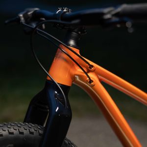 Close up view of the cable inlet holes on the top tube of a Giant STP 20 kids dirt jumper.