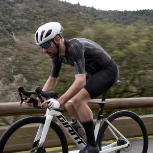A cyclist rides past on a Giant Propel Advanced with Giant Contact SL Aero Handlebar.