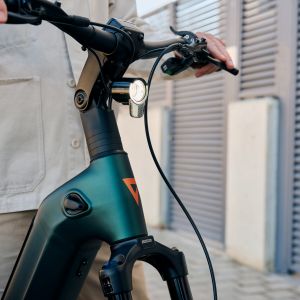 View of Giant Anytour X E+ front end suspension and handlebars.