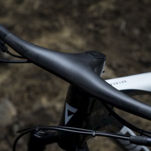 A close up frontal view of the Giant Contact SLR XC handlebar on a Giant Anthem Advanced SL in the woods.