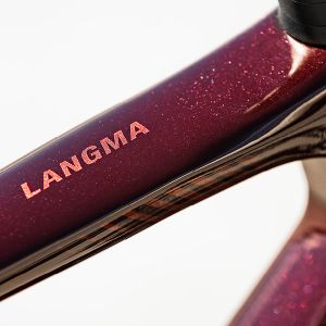 Langma Advanced Pro 0 Disc QOM, in Carbon. Availability varies by country.