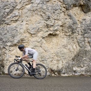 A cyclist on a Giant Propel Advanced Pro with SLR 50 0 comes around a corner on a mountain road.