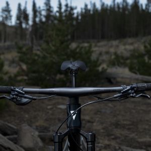 A frontal head on view of the Giant Contact SLR XC handlebars on a Giant Anthem xc bike in the woods.