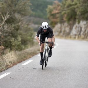 A cyclist approaches out of the saddle on a Giant Propel Advanced with Giant Contact SL Aero Handlebar.