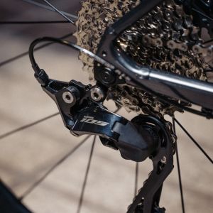 Close up view of the Shimano 105 rear derailleur on a Giant Contend SL.