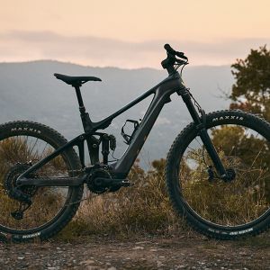 Woman riding the Intrigue X Advanced E+ Elite.