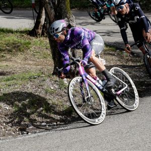 Jayco Alula pro cyclist rides through a corner on CADEX Aero Cotton Tires in the peloton. 