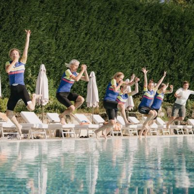 Der Sprung in den Pool