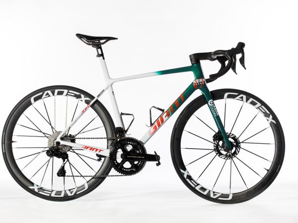 El equipo Kern Pharma estrena montura en la Vuelta a España 2024 de la mano de Giant.