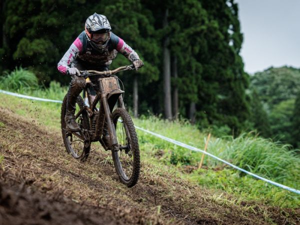【全日本選手権MTB DHI】攻めの走りを魅せるも清水選手は悔しい3位に
