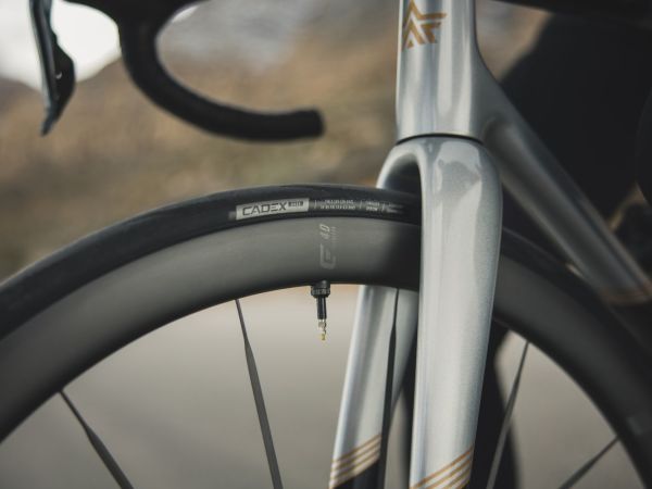 Quel pneu vélo route CADEX choisir ?