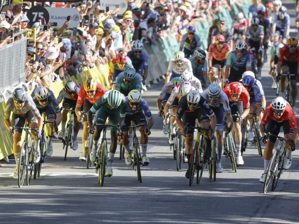 Groenewegen wins Stage 6 field sprint at Tour de France!