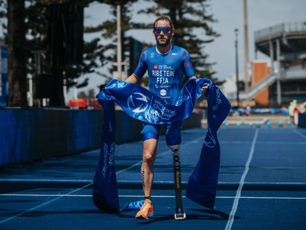 Jules Ribstein remporte son 5ème titre de Champion du Monde de Paratriathlon dans la catégorie PTS2.