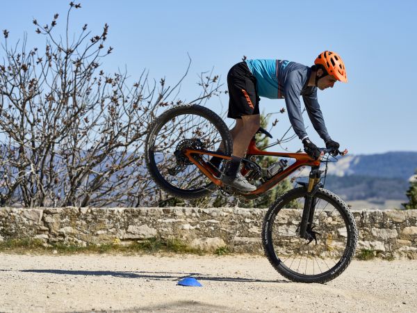 El Profesor nous apprend à réaliser un Nose Turn cette fois-ci. Leçon de pilotage à retrouver dans le numéro 282 du magazine Vélo Tout Terrain.