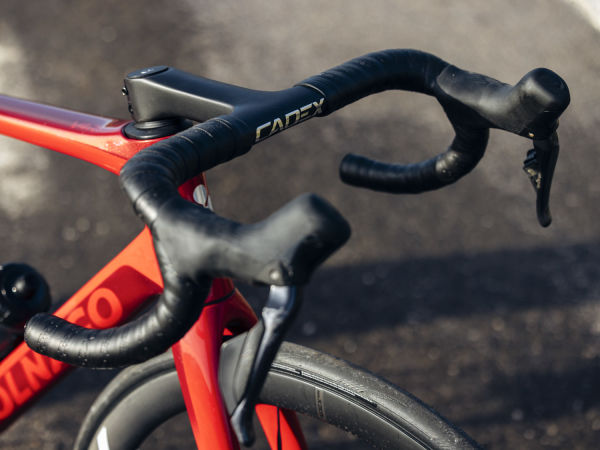 CADEX RACE INTEGRATED HANDLEBAR：1-1/8 inchコラム対応モデルを追加ラインナップ
