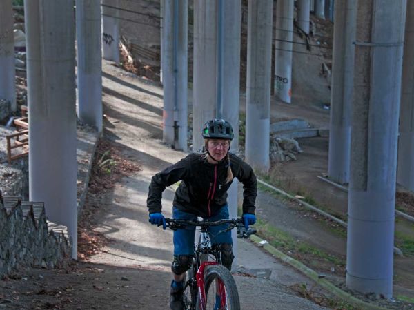 Die Körperposition auf dem Mountainbike beim Bergauf- und Bergabfahren