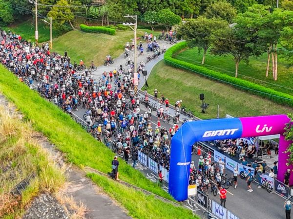 自行車嘉年華，2000多人一起從后里出發騎車!LIVDAY花都魚藤坪、Giant Cup雪見司馬