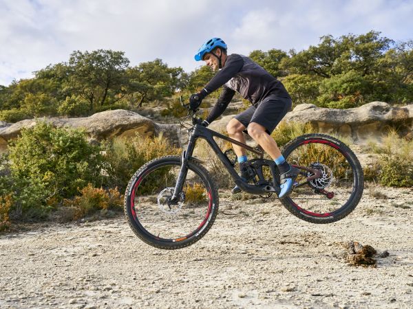 Comment réaliser un Bunny-Hop à VTT pour éviter un obstacle ? Découvrez la leçon de pilotage d'El Profesor MTB.