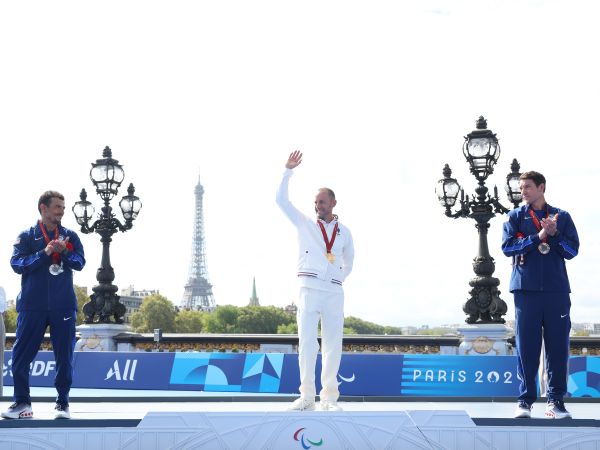 Jules Ribstein, champion olympique de Paris 2024 en para-triathlon dans la catégorie PTS2.