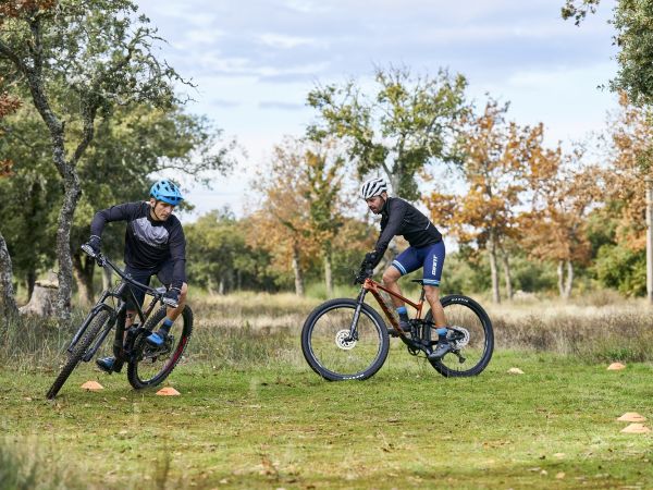 El Profesor apprend à son apprenti à mettre de l'angle dans une courbe dans cette nouvelle leçon de pilotage VTT