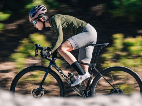 ギア新製品：お手洗いの悩みを解決する「LIV SUPREME PIT STOP BIB SHORTS」、ジャージやアイウェアの新色が登場