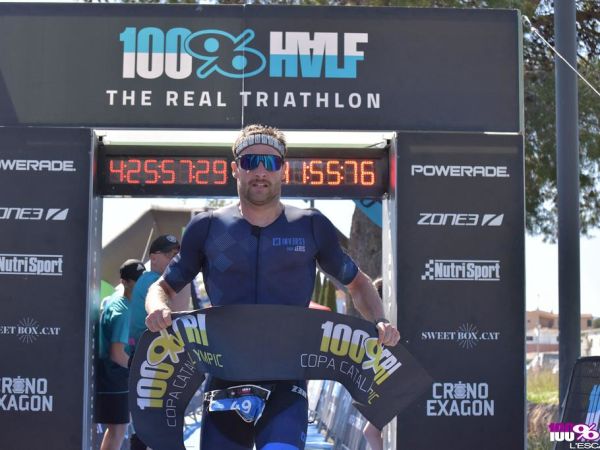 Dylan Magnien démarre la saison par une victoire lors du 100% Half de l’Escala.