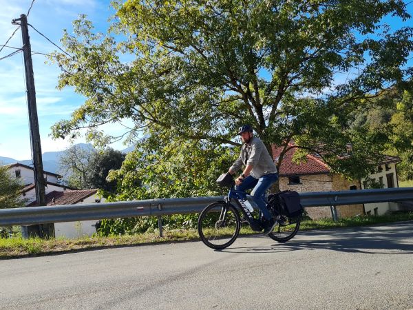 JULIUS BIERNET Y SU EXPLORE E+, DE CASERÍO EN CASERÍO.