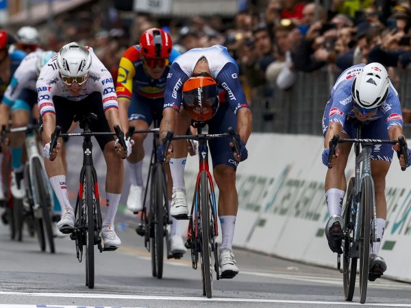 Matthews Sprints to Milan-San Remo Podium! 