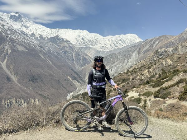 Tito Tomasi a voyagé au Népal accompagné de son VTT tout suspendu Giant Reign Advanced.