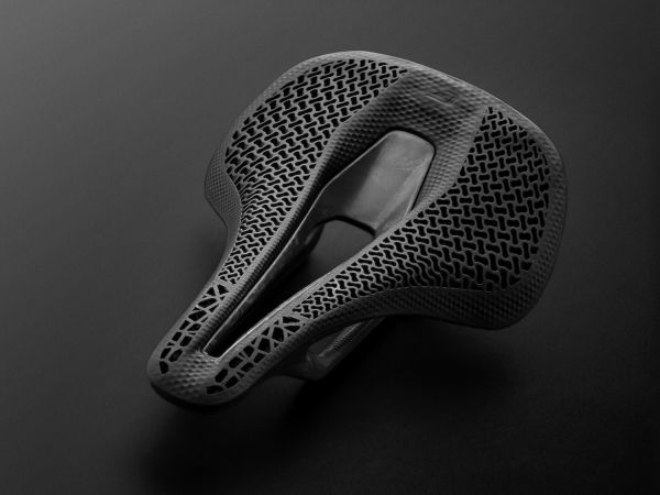 CADEX AMP 3D SADDLE　147gの軽さで究極の快適性を実現した次世代サドルを新発売