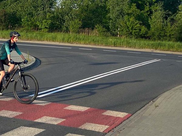 Rowerzysta na drodze - poznaj obowiązujące Cię zasady ruchu i zadbaj o swoje bezpieczeństwo