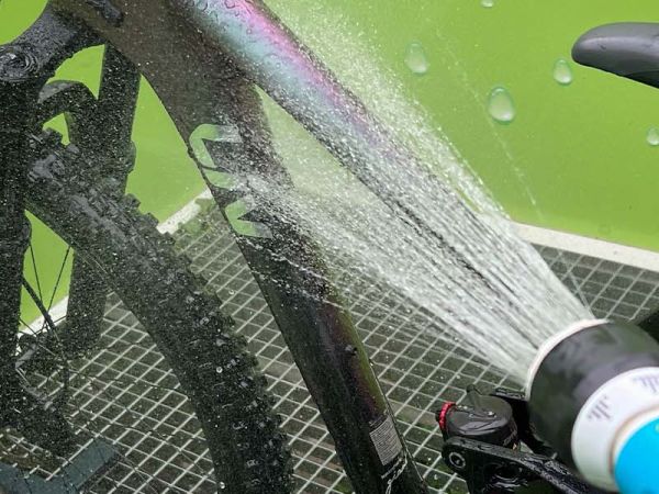 Mycie i konserwacja roweru po błotnej jeździe.