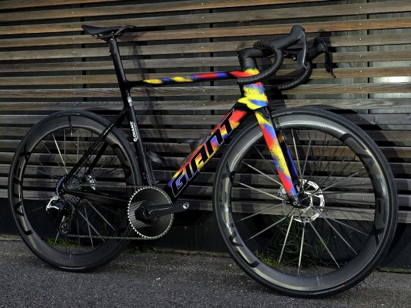 Emilien Jacquelin a fait customiser son nouveau vélo aéro Giant Propel Advanced SL.