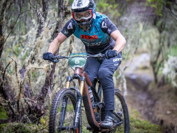 Victoire d'Axel Vernhet sur la Coupe de France de Descente VTT Marathon