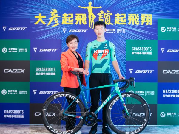 Ho Yen Yi, nuevo ciclista del Equipo Kern Pharma, presentado en el HQ ...