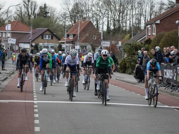 Wind en kasseien zorgen voor selectieve koersen in Toekomstcup