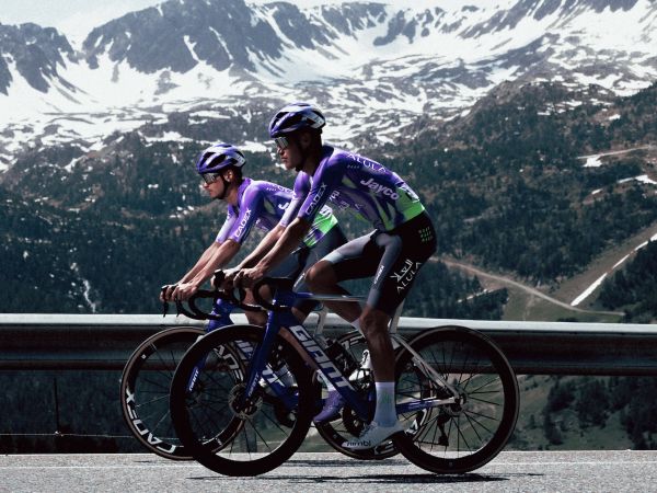 Team Jayco AlUla Rolls Into Tour de France with a Versatile, Attacking...