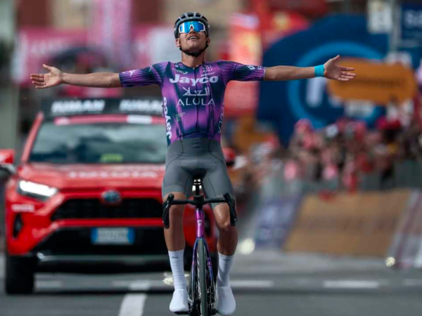 Luke Plapp gana la etapa 8 del Giro de Italia con ruedas y sillín CADEX