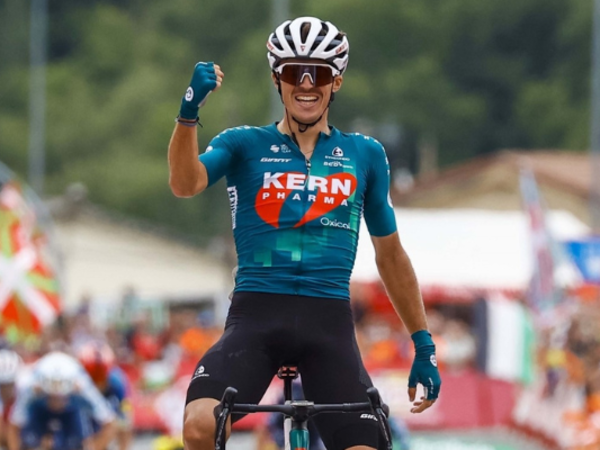 Exhibición del Equipo Kern Pharma en la victoria de Berrade en La Vuelta