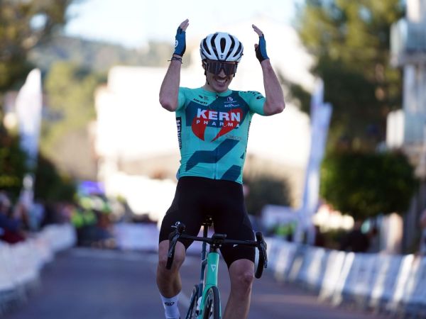 Urko Berrade triunfa en el debut del Equipo Kern Pharma en 2025