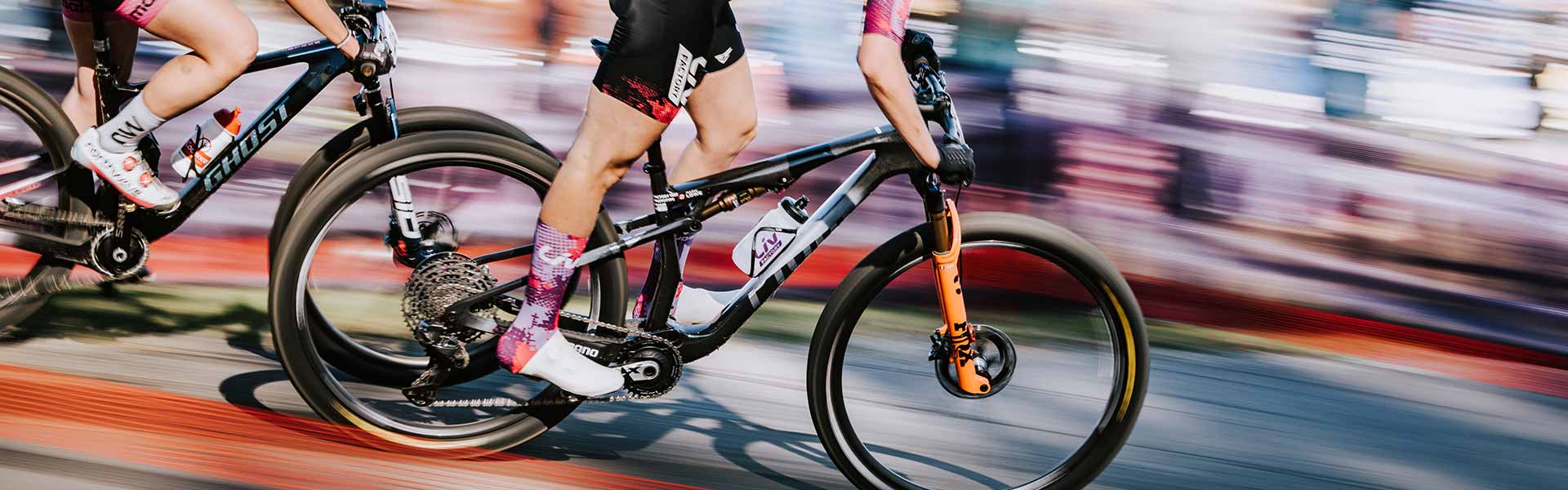woman sprinting on xc bike in race