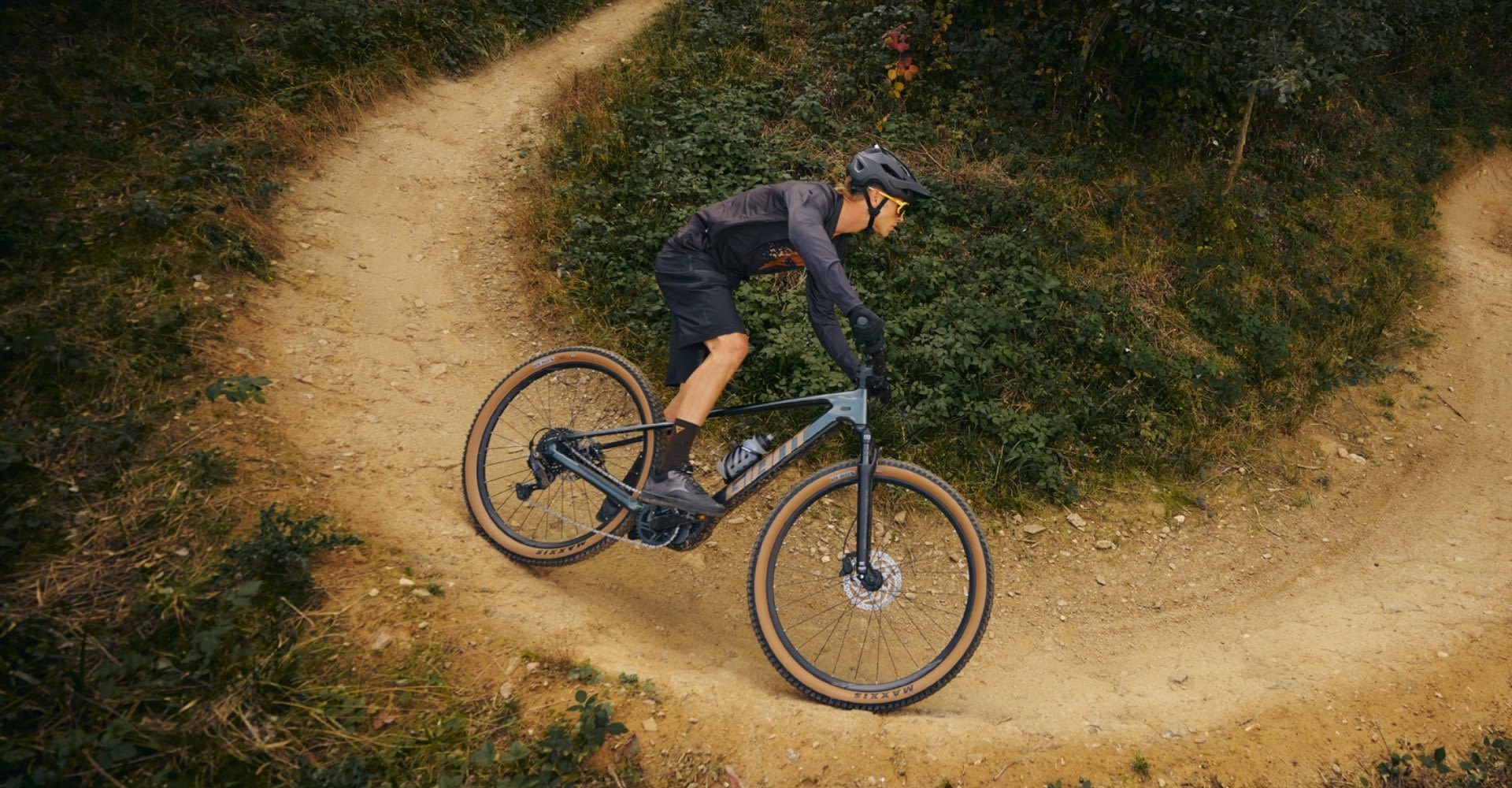 Rowerzysta jadący rowerem elektrycznym Giant Tempt E+