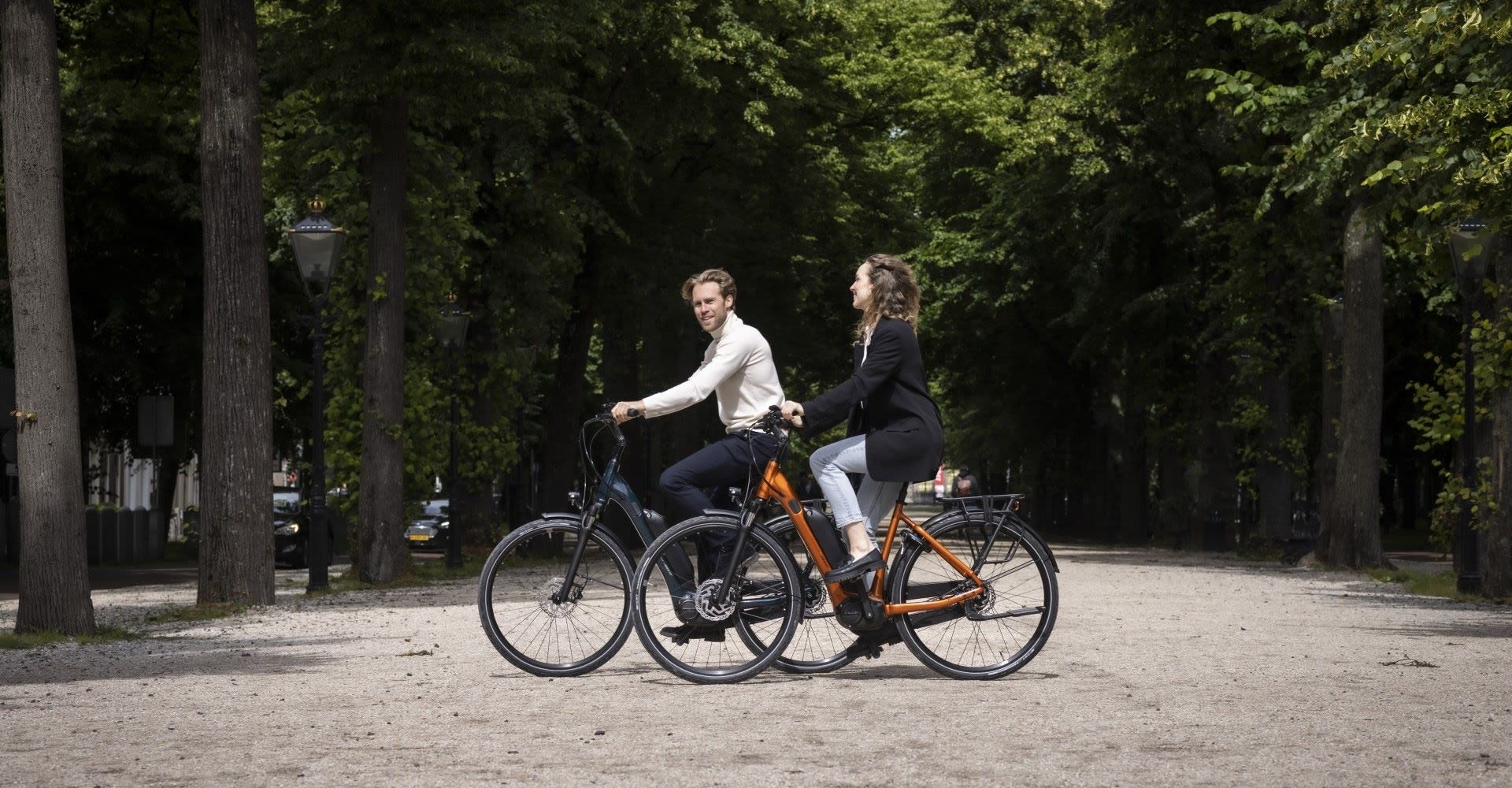 Een man en een vrouw op een Giant Expression E+