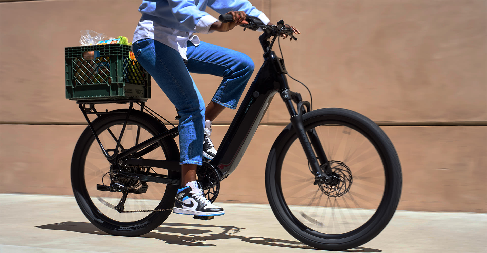 Powerful throttle City E-bike
