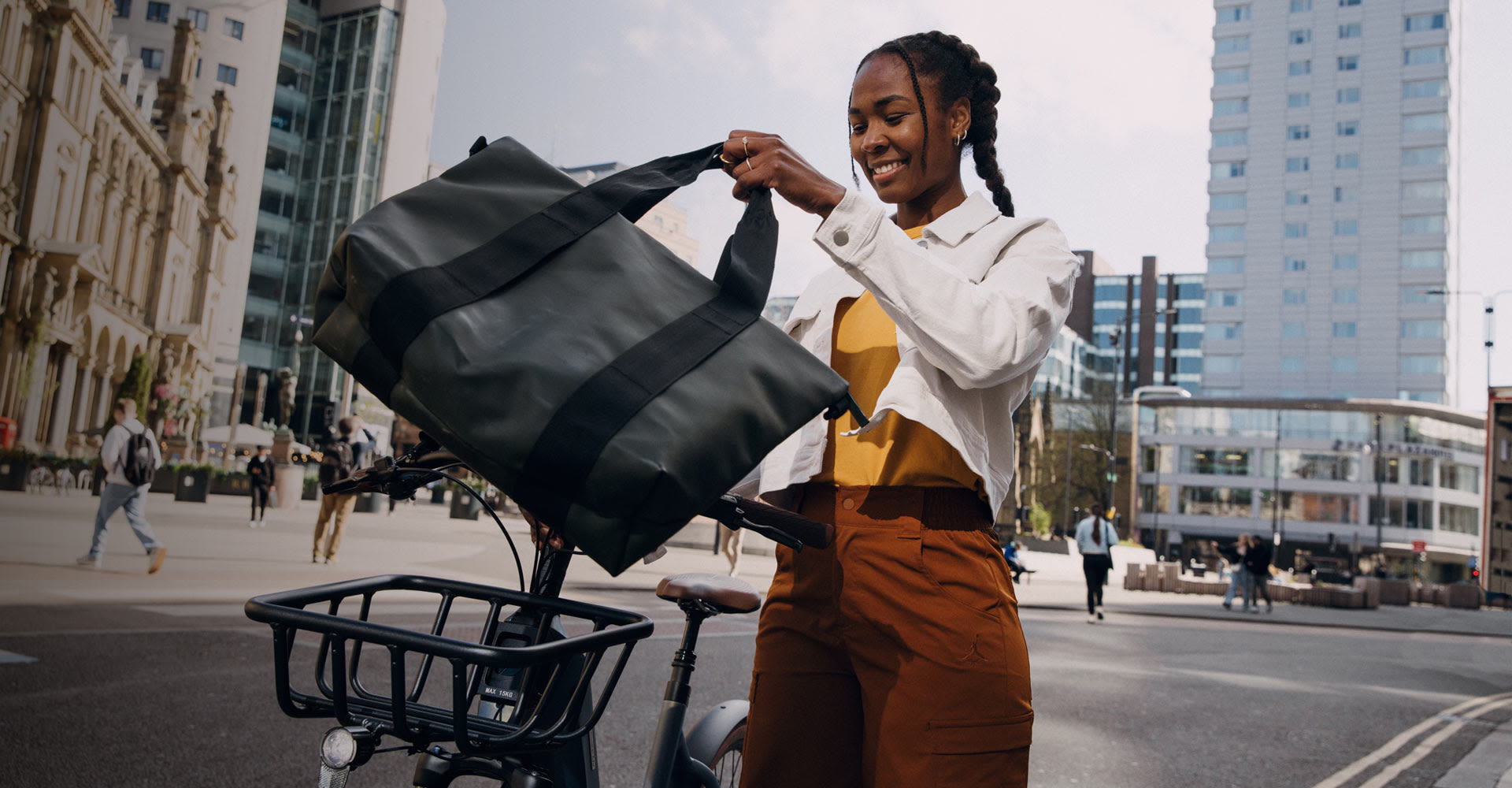 Woman removing bag from the front basket of the Liv Flourish E+.