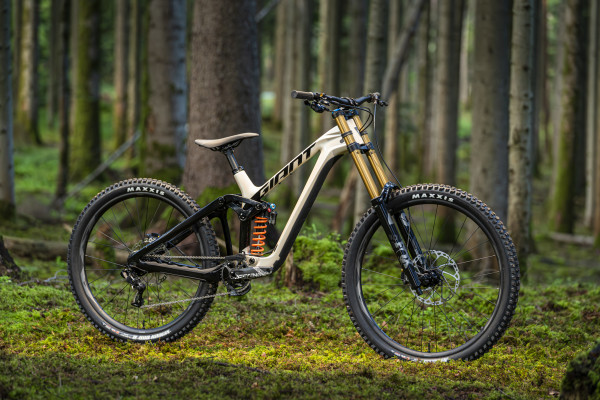 Glory Advanced 2024 Downhill bike Giant Bicycles Canada